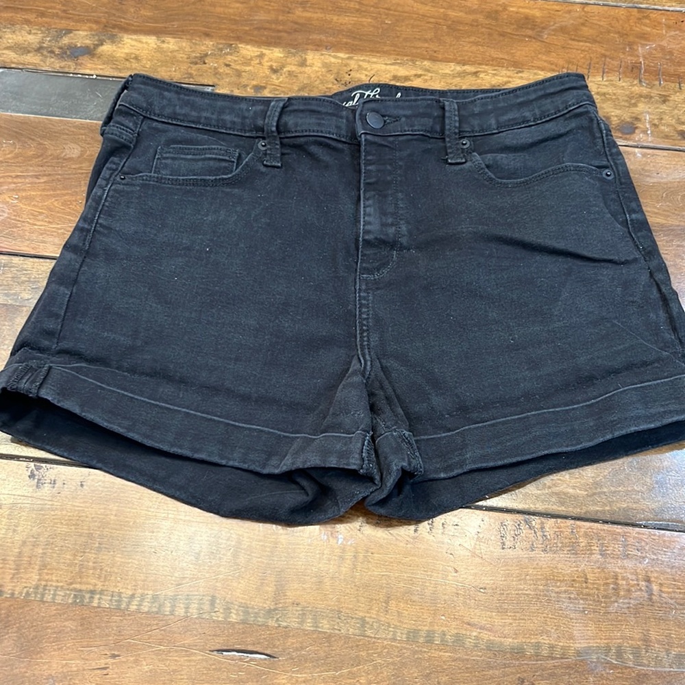 Universal thread size 14 Jean shorts black